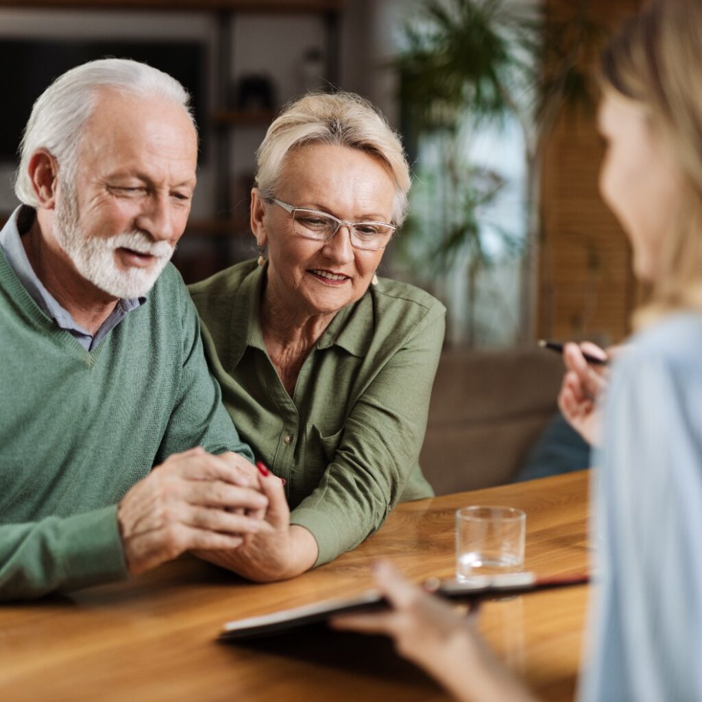 Älteres Paar bei einem Treffen mit seinem Finanzberater