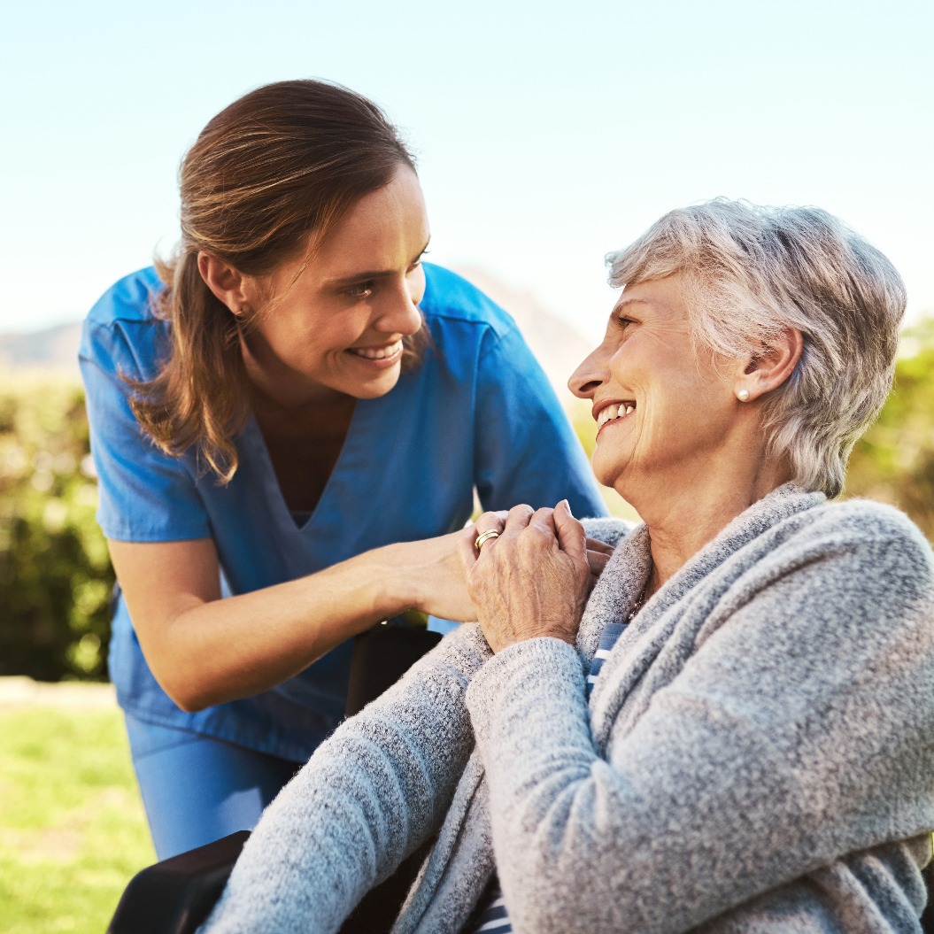 Etwas Vitamin D ist genau das, was Sie heute brauchen. Ausschnitt einer jungen Krankenschwester mit einer älteren Patientin im Rollstuhl.