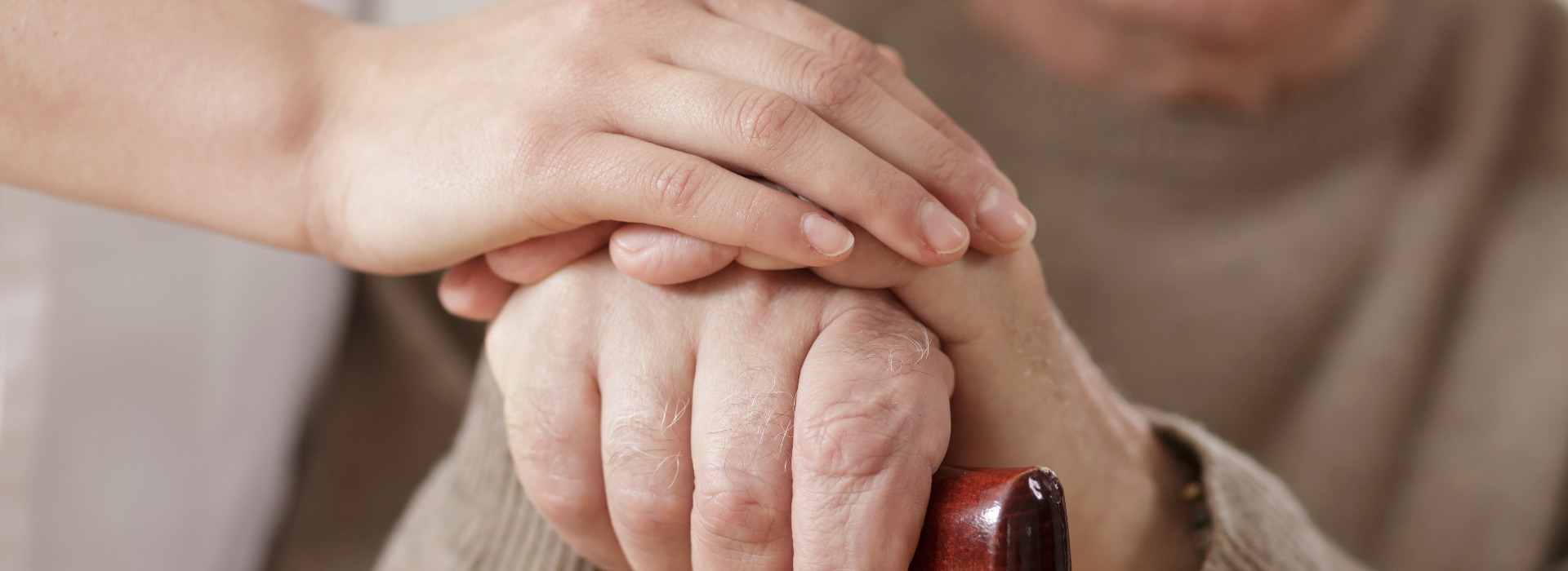 Frau und Mann halten sich an den Händen