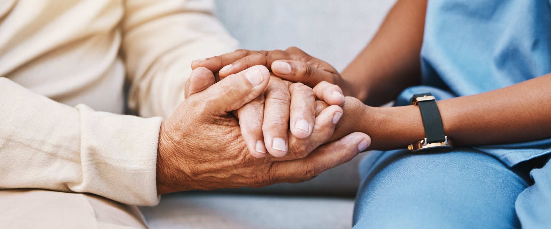 Krankenschwester, Hände und älterer Patient in Empathie, Sicherheit und Unterstützung von Hilfe, Vertrauen und Gesundheitsberatung. Pflegeheim, Beratung und Dankbarkeit für medizinische Betreuer, Klienten und Hoffnung in der Beratung