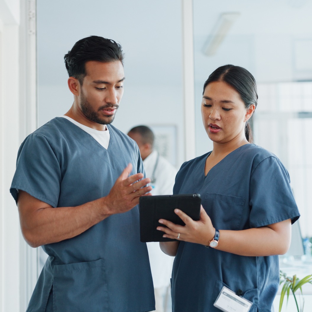 Medizinischer Rat, Hilfe und Ärzte mit einem Tablet für Gesundheitswesen, Forschung und Medizinplanung. Kommunikation, Zusammenarbeit und Männer, die in der Kardiologie arbeiten und über Operationsergebnisse auf Technologie sprechen