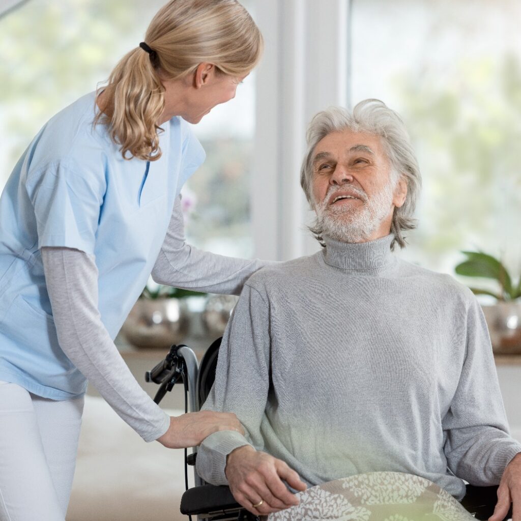 Senior und Pflegerin